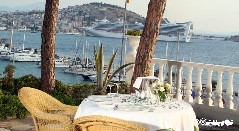 رستوران با چشم انداز دریا 